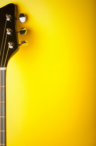 黄色背景的吉他