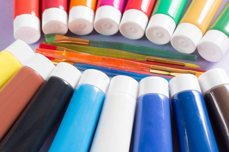 多彩多姿的丙烯酸涂料管设置五个彩色画笔