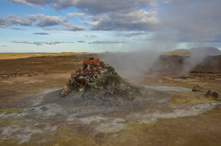 Hverarond 在冰岛地热田。这是充满蒸汽喷口 硫矿床 沸泉 喷气孔 mudpots 的 Mvatmn 湖附近 Kra