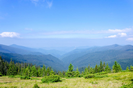 旅游，徒步旅行，自然。雄伟壮观 高绿山。水平框架