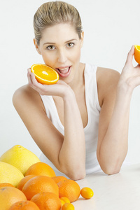 有柑橘类水果的年轻女子画像
