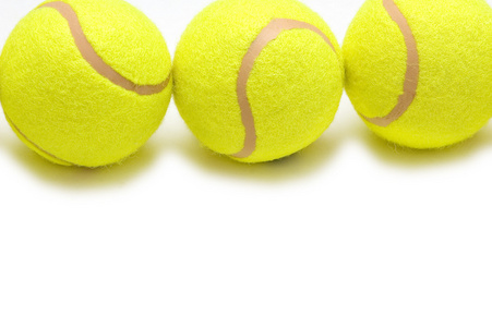 三个网球隔离在白色背景上