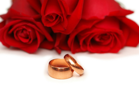 婚礼和情人节概念与玫瑰和戒指