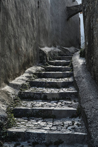 林多斯市的中世纪街道和石头楼梯