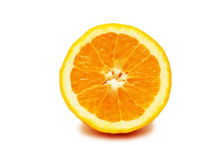在白色上分离的半切橙色