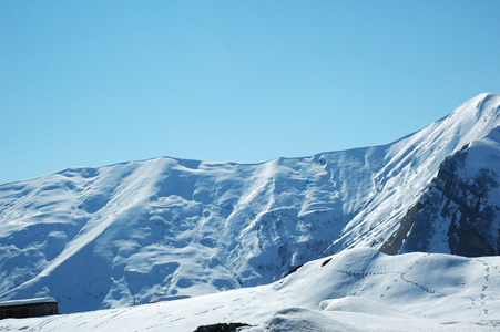 冬天大雪下的高山