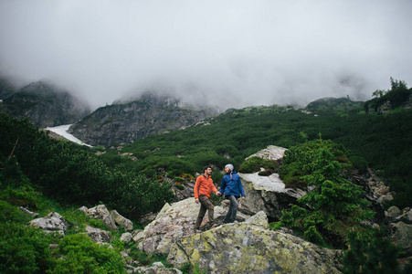 旅行者对恋人走在山