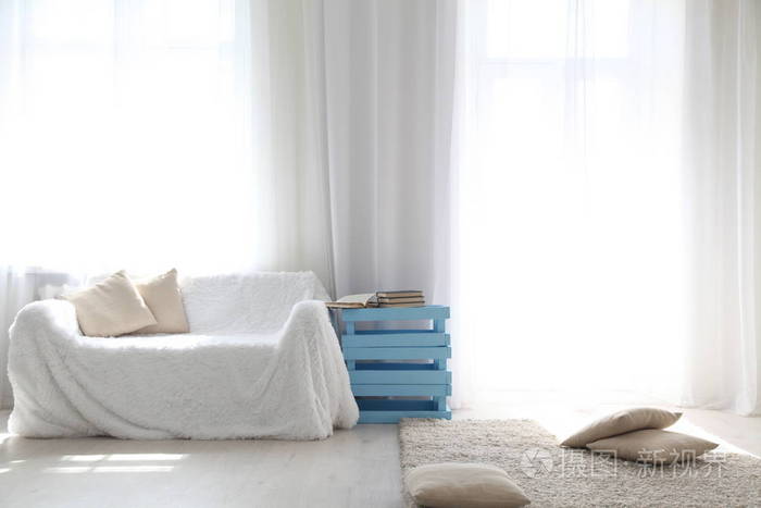 白色休息室沙发大 Windows 和颜色的书