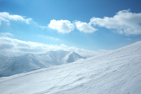 冬天大雪下的高山