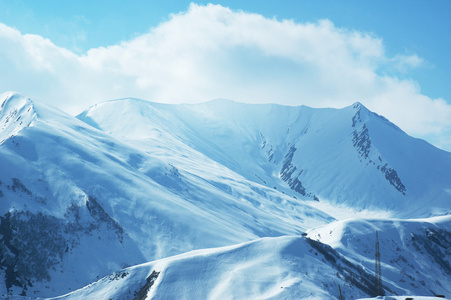 冬天大雪下的高山