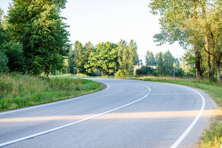 国家道路与太阳光线在上午