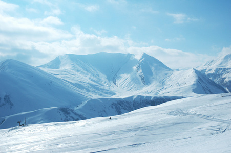 冬天雪下的群山