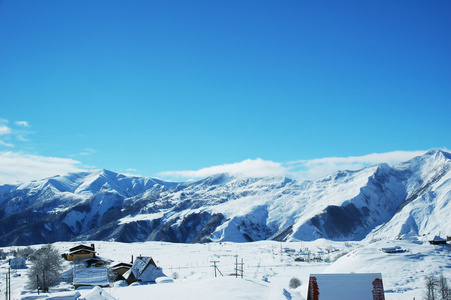 冬天大雪下的高山