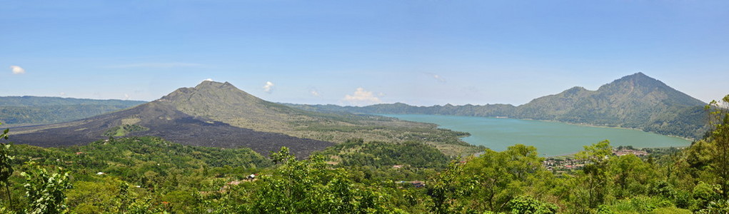 巴厘岛火山和巴图尔湖全景图