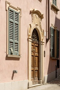 老装饰门户在奥尔塔圣朱利奥，意大利
