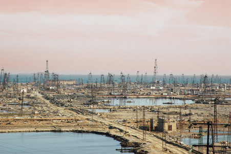 阿塞拜疆巴库附近海岸上的许多石油井架
