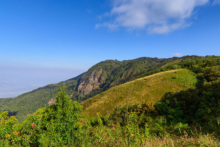 小山在蔚蓝的天空