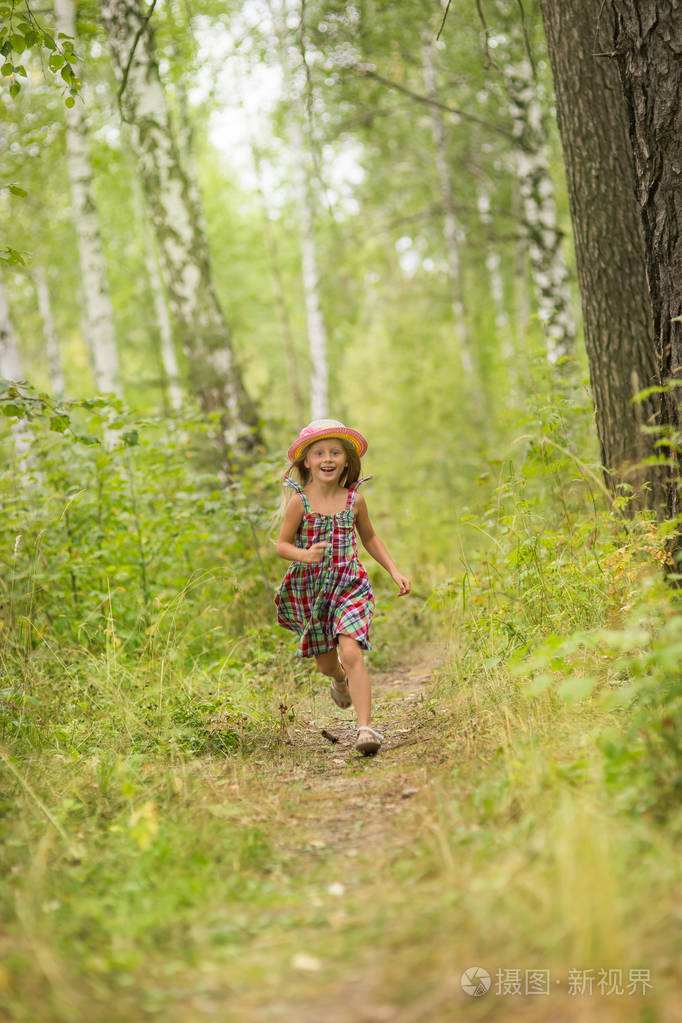 小女孩玩,运行和享受在森林里