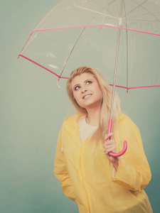 幸福的女人，穿着雨衣打着透明伞