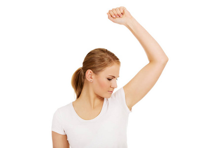 嗅闻她腋下的年轻女人照片