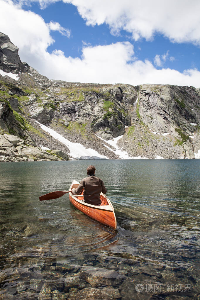在水中央的木制独木舟