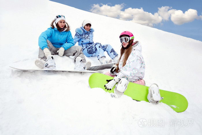 三个小女孩坐在雪地上