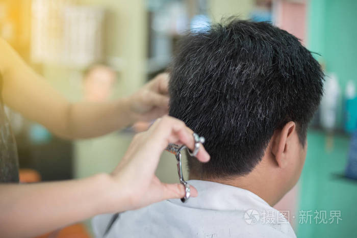 在理发师的人剪头发