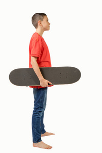 年轻十几岁的白人男孩与他的滑板