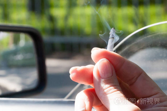 在车里抽烟的女孩的手