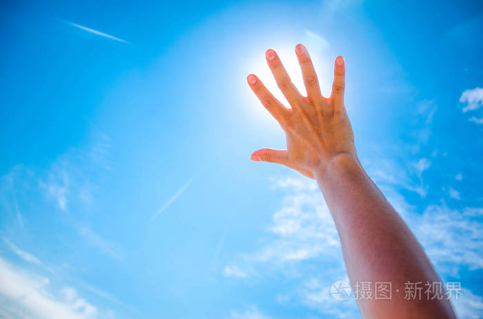 对日落的手的轮廓太阳光线之间的手指夏天阳光灿烂的日子