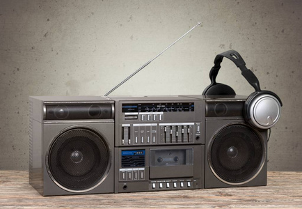 旧的复古冲击波磁带录音机在桌上