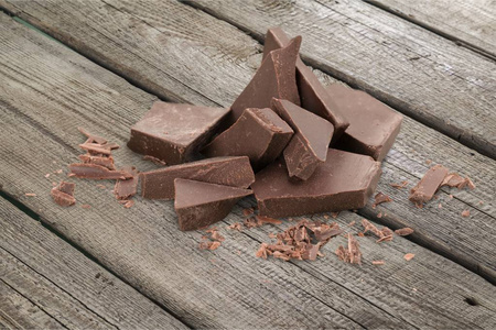 块木制背景上的美味巧克力
