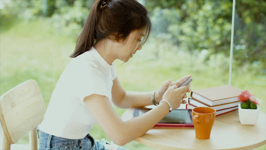 亚洲青少年在智能手机上聊天