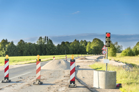 交通安全道路标志和公路上的光