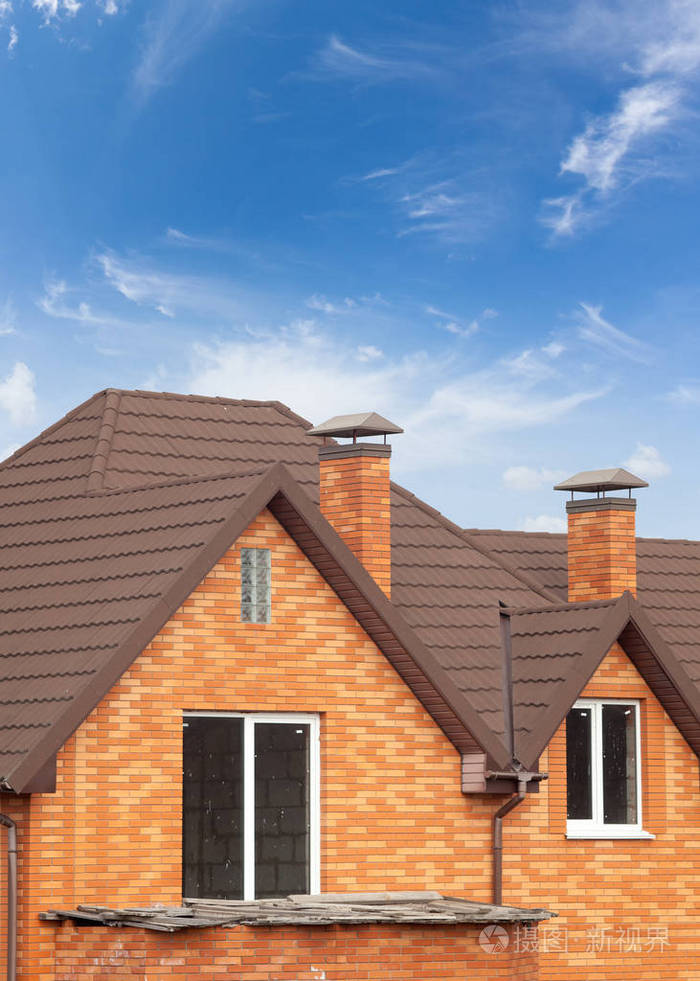 与模块化烟囱石涂层金属屋面瓦塑料窗和雨装订线的新砖房