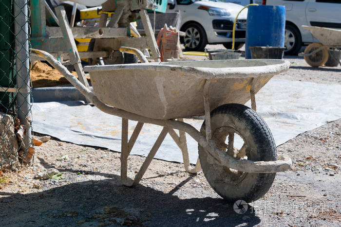 在一个建筑工地的小手推车