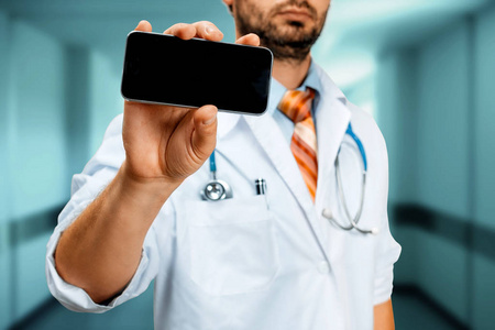 随着智能手机在诊所的医生。现代技术在医学概念