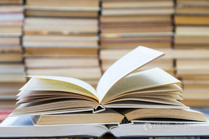 教育和阅读.在前景本打开的书