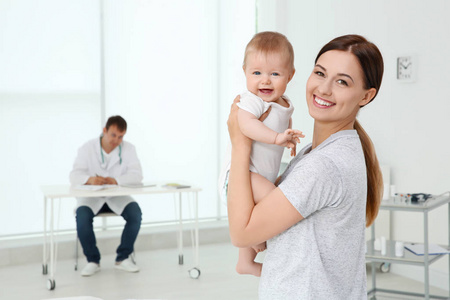 年轻的母亲和女婴在医生的办公室