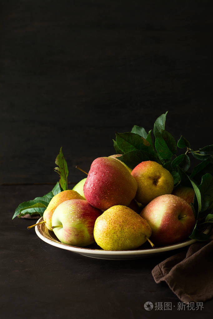 用成熟的梨和苹果的板