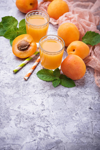 杏汁。新鲜的夏季饮料