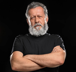 帅表情帅老头在黑色的背景照片