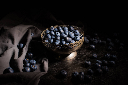 在老式碗蓝莓