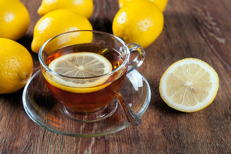 静物的新鲜的柠檬，木制的桌子上 喝杯茶