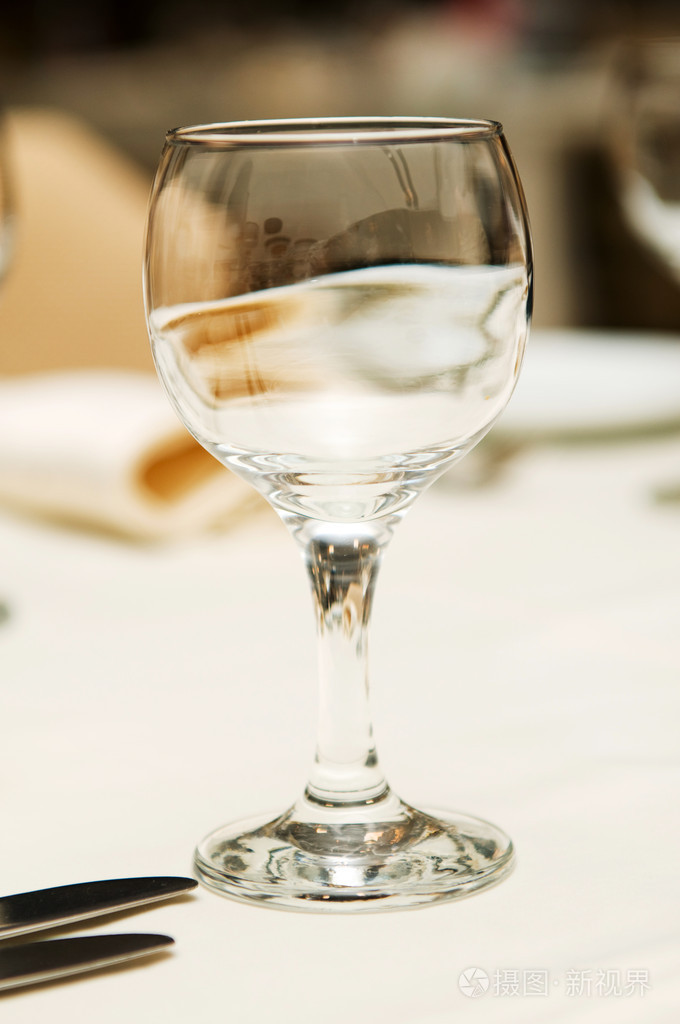 桌子上的酒杯浅田深照片-正版商用图片01tyap-摄图新视界