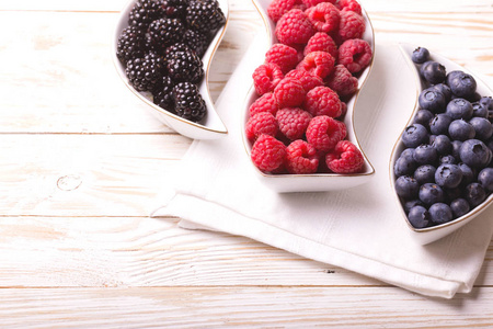 覆盆子 黑莓和蓝莓。健康的食物。顶视图