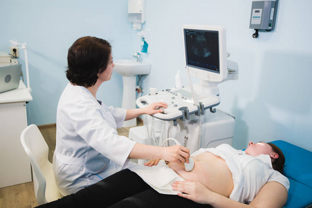 孕妇在医院里接受超声治疗