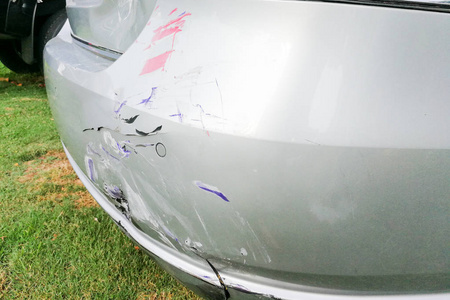 保险杠的车在事故中轻微的凹痕划痕照片