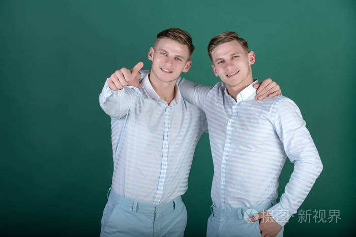 微笑和手指的两个兄弟照片-正版商用图片01u1l4-摄图新视界