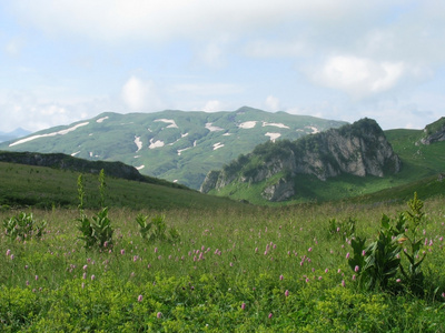 山，山岳 mountain的名词复数  山脉 群山